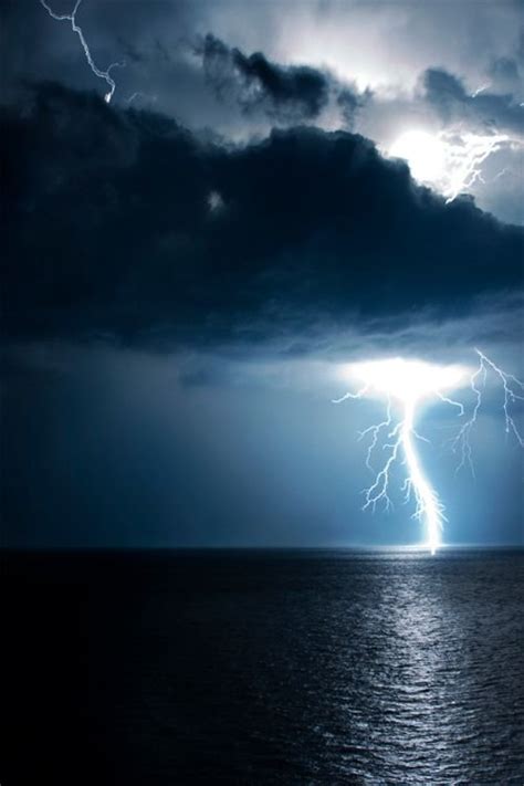 56 Stunningly Awesome Photographs Of Lightning Travel