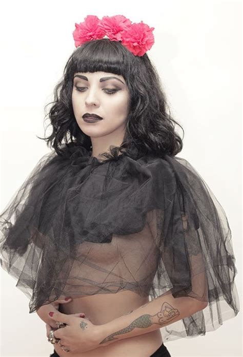 Tengo la fortuna de conocerla y seguirla desde sus momentos en el metro. Mon Laferte - Viste la Calle