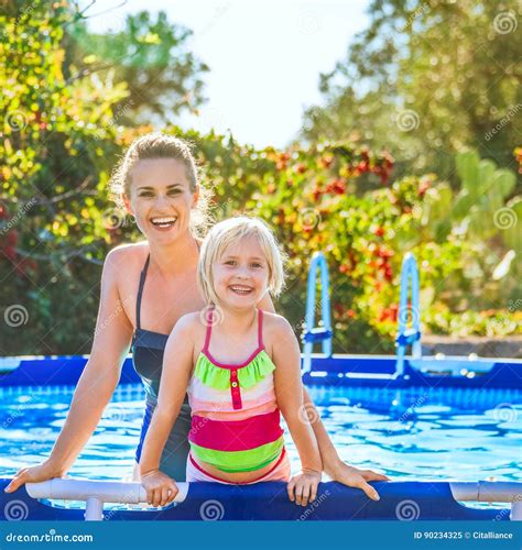 愉快的活跃站立在游泳池的母亲和女儿 库存图片 图片 包括有 夏天 专用 户外 愉快 纵向 季节 90234325