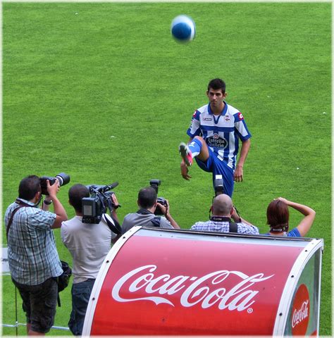 Nélson oliveira is a portuguese professional footballer who plays as a forward for aek athens. File:2789-Presentacion Nelson Oliveira para Depor 2012.jpg ...