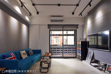 Check spelling or type a new query. 天花板采裸露设计让管线游走其中，搭配黑色轨道灯做为照明装饰，营造_装修美图-新浪家居