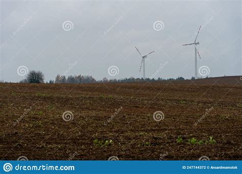 Turbinas Eólicas Num Campo Com Trigo Produção De Eletricidade a Partir De Fontes Renováveis