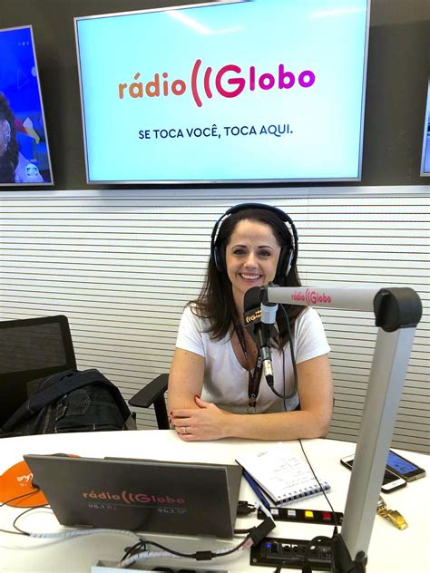Repórter explica que fake news é uma notícia falsa que é feita para
