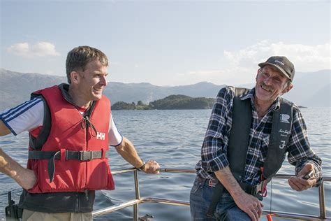 45.4 kilometrekarelik (17.5 mil kare) ada, hardangerfjorden 'deki en büyük adadır. Bartnes i premie - Bondevennen