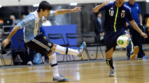 Menolak dengan satu kaki dan mendarat dengan kaki yang sama b. Kaki Terkuat Dan Terlemah Dalam Permainan Futsal - Garuda ...