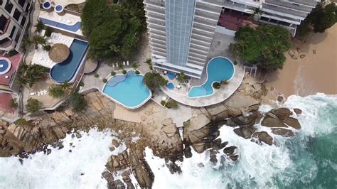 Motel chain, it has grown to be one of the world's largest hotel chains, with 1,173 active hotels and over 214,000 rentable rooms as of september 30, 2018. HOLIDAY INN RESORT ACAPULCO - YouTube