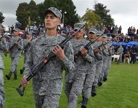 fuerza aérea realizó el juramento de bandera y entrega de armas a un personal de soldados en