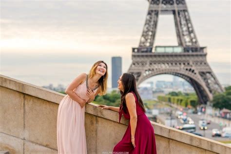 girl friends in paris ideas of the photosession for girls in front of the eiffel tower