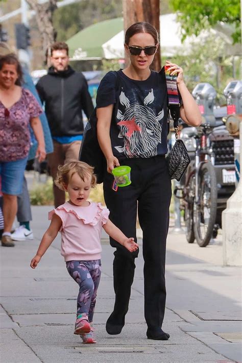 Natalie Portman In A Black T Shirt Goes Shopping Out With Her Daughter