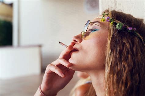 Ung Blond Kaukasiska Kvinna Står Utomhus Med Cigarett Vacker Flicka Rökning Gemensamt På