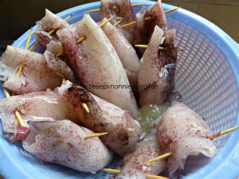 Dah sumbat, cucuk dengan lidi sebab tak nak terburai masa goreng nanti. RESEPI NENNIE KHUZAIFAH: SOTONG SUMBAT PULUT