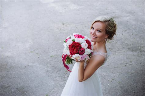 Mooie Gelukkige En Glimlachende Bruid In Huwelijkskleding Die Zich Met