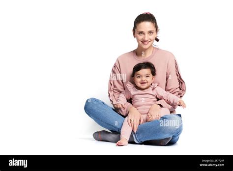 Retrato De Madre Linda Con Hija Mirando La Cámara Aislado Sobre Fondo