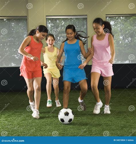 Filles Jouant Au Football Photo Stock Image Du Gibier 3421804