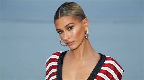 Sommer Look à la Hailey Bieber Du brauchst nur diese drei Teile