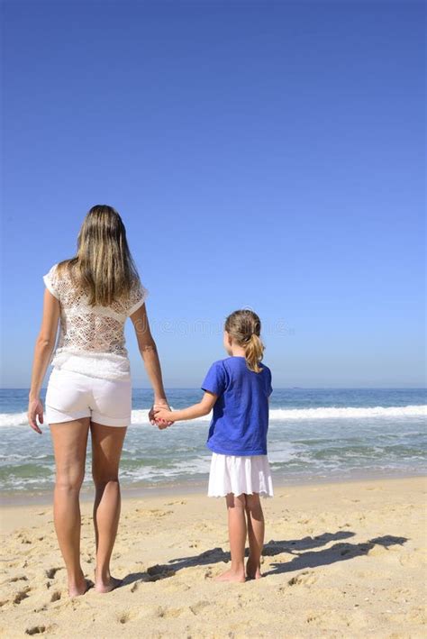 Madre E Hija En La Playa Foto De Archivo Imagen De Arena 33515520