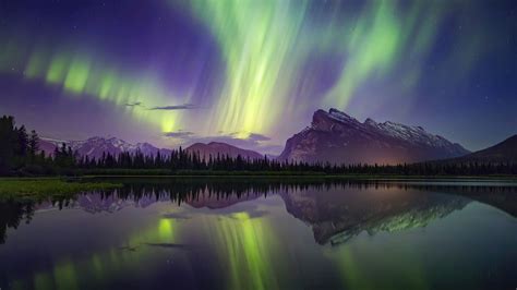 2560x1440 Aurora Borealis Mountains Lake Reflection Banff National Park