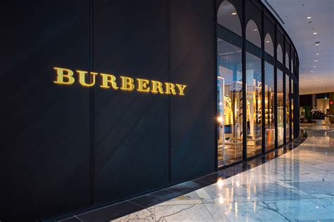 burberry launches  social media store  china latest retail