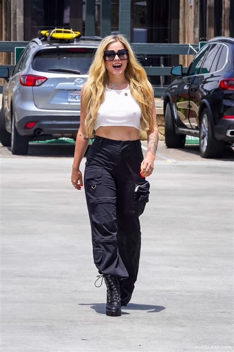 Leaked Avril Lavigne Paparazzi Hard Nipples Outdoors Shots