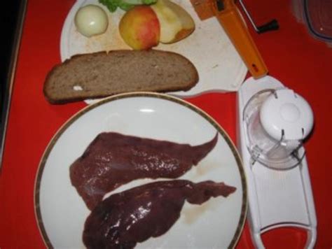 Gebratene Leber mit Apfel und Zwiebel auf Brot Rezept