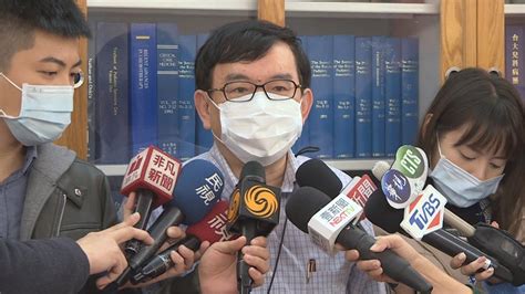 莫德納、az疫苗效力多少？ 各國打完有效嗎？ 跟效力差在哪？ 另一個容易混淆的概念，是疫苗效果（vaccine effectiveness），意指在真實世界中，為一整群人接種疫苗後，能對一整個群體產生多少防護力？ 台灣為何選AZ？輝瑞被歐美日訂完？ 黃立民：疫苗越早打越好｜四季線上4gTV
