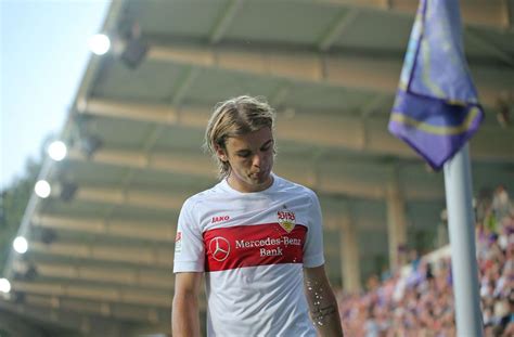 Borna sosa , ultrofanzivni levi bek štutgarta, dobiće priliku da promeni državni tim i uskoro debituje za pancer diviziju. Borna Sosa erwies seiner Mannschaft einen Bärendienst ...