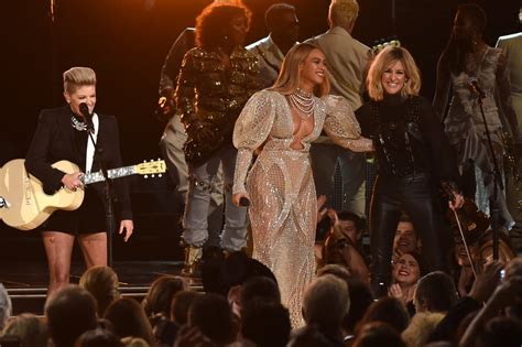 Beyonce At The Cma Awards 2016 Pictures Popsugar Celebrity Photo 3