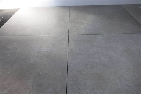 Unsere beton fliesen sind nur 2 mm stark und flexibel, durch die geringe aufbauhöhe ist diese sie wollen ihr bad modernisieren? Betonoptik Fliesen in Grau 61,5 x 61,5 Keramik ...