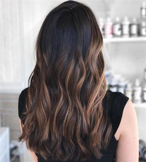 The glowing look it imparts, apart from adding volume, makes women from all age group color their tresses. 50 Dark Brown Hair with Highlights Ideas for 2020 - Hair ...