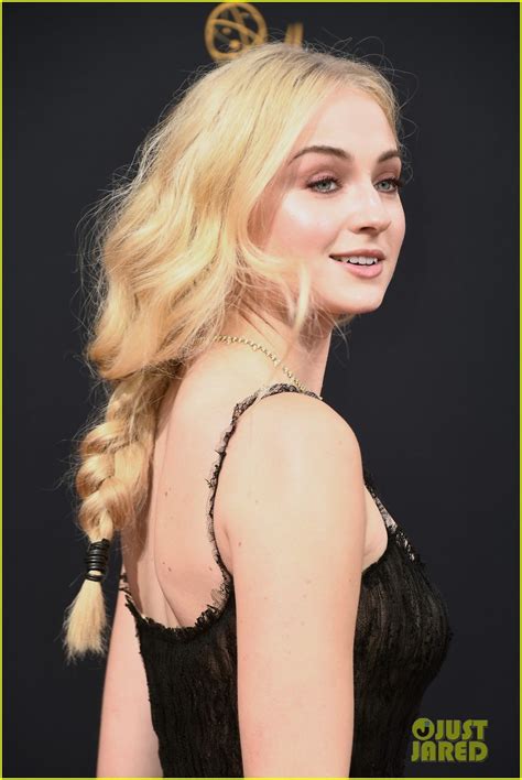 Sophie Turner Goes For A Lacy Look At Emmy Awards 2016 Photo 3763701