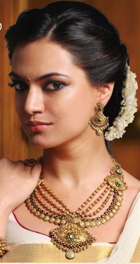 Wedding hairstyle options for short hair is both versatile and fashionable at the same time. 16 Glamorous Indian Wedding Hairstyles - Pretty Designs