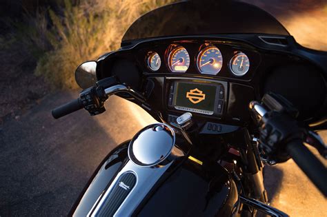 Ny teknik möter traditionellt på street glide special? 2014 Harley Davidson FLHXS Street Glide Special interior h ...