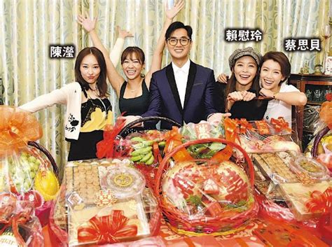 The site owner hides the web page description. 下月先接新娘簽字結婚 延期擺酒 何雁詩爆鄭俊弘過大禮多金器 - 明報加東版(多倫多) - Ming Pao Canada Toronto Chinese ...