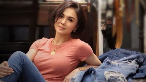 Yuni shara dan gus miftah ramaik. Foto Yuni Shara Pakai Celana Pendek Ketat Berdiri Tuai ...