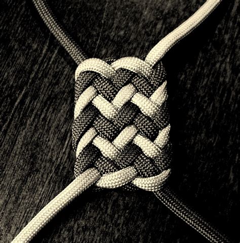 Paracord is a versatile tool, so you'll love trying out these paracord knots and ideas. Stormdrane's Blog: October 2011