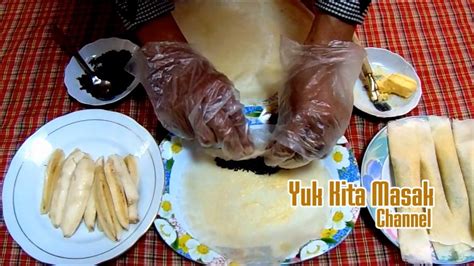 Piscok atau pisang coklat yang manis legit cocok dinikmati saat cuaca hujan simak resep piscok goreng yang hangat dan nikmat menjadi hidangan lezat dengan campuran coklat yang creamy dan cara membuat coklat cair untuk piscok: Resep Piscok Lumer Untuk Jualan - bootleg-boys