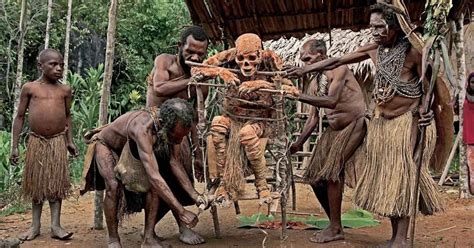 10 Fakta Suku Korowai Kanibal Pemakan Manusia Di Indo
