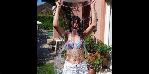 Vid O L Actrice Emmy Rossum Participe Au Ice Bucket Challenge Le