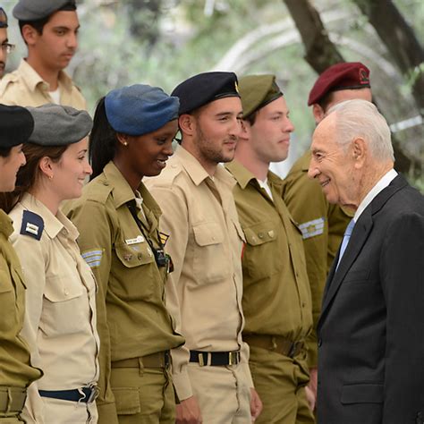 הוא ביקש ממני אז הסכמתי. המשפחה, המדינה, החזון. אלבום פרס