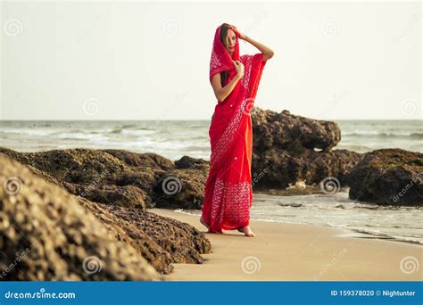 Junge Frauen Mit Rotem Sareg Am Strand Indien Mädchen In Traditioneller Indianischer Sari Am
