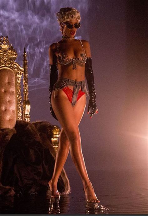 New Career In Mind Rihanna Gets Kinky With Stripper Moves For Pole Dancing Lesson Daily Star