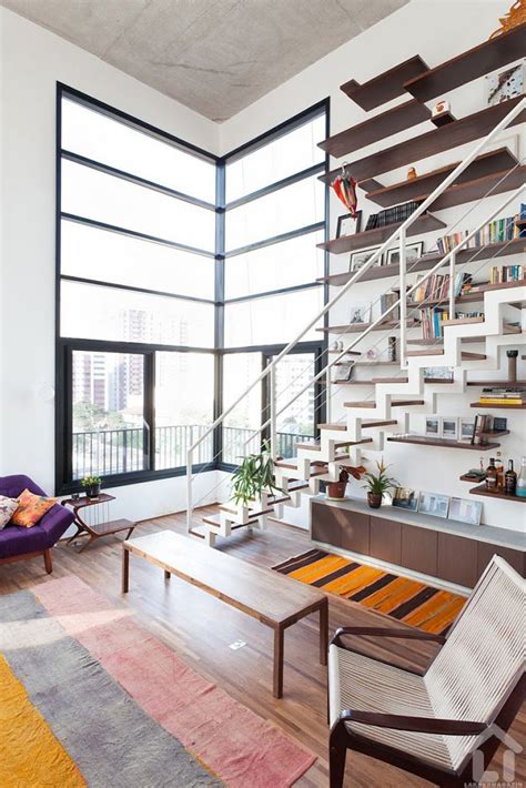 Modern belső kétszintes lakás lenyűgöző nappalival és kreatív ...