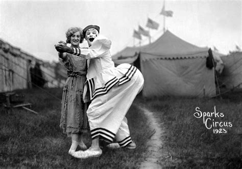 24 Cozy Snapshots Of Circus Performers At The Backstage In The 1920s