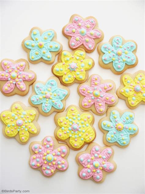 How To Decorate Flower Cookies The Easy Way Recipe Flower Sugar