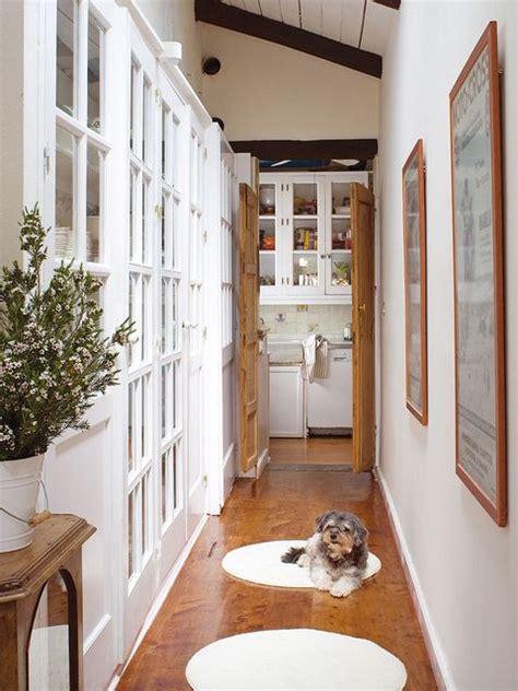 En ellas pueden ponerse elegantes sillones de brazos, tapizados en estampados de colores vivos, cortinas de voile y una selección de muebles de caoba o de madera de haya. Cómo decorar bien los pasillos