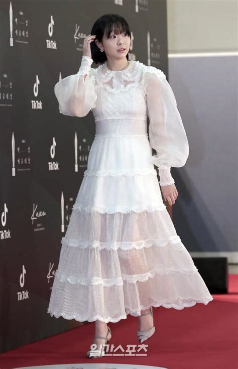 14 Foto Best Dress Di Red Carpet Baeksang Awards Pesonanya Bak Seorang