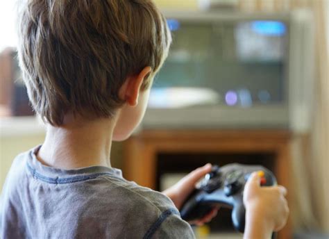 Descarga esta foto premium de un niño jugando videojuegos con papá. LUDOLOGÍA: LA IMPORTANCIA DE LOS VIDEOJUEGOS PARA LOS ...