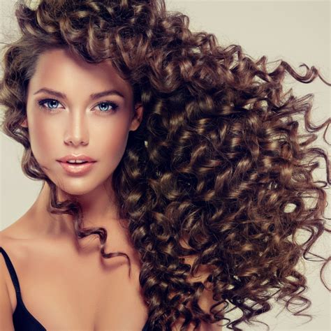 Entretien des cheveux bouclés : conseils et astuces