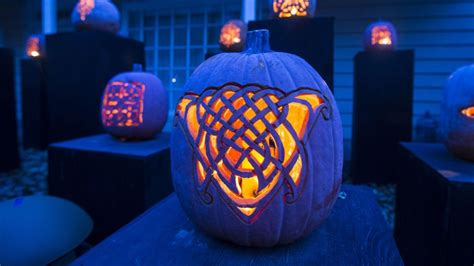 19 Insane Jack O Lantern Displays That Take Pumpkin Carving To The
