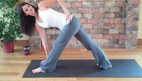 Posture Triangle Invers Yoga Vid O Parivrtta Trikonasana